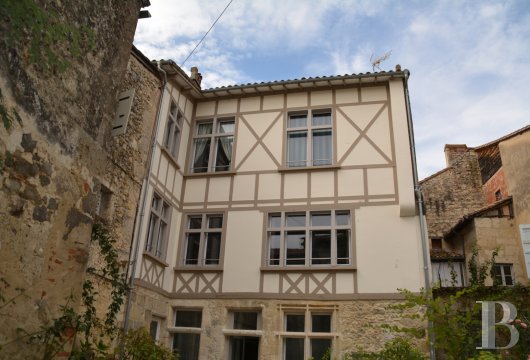 aquitaine - En Lot-et-Garonne, dans le fief d'Henri IV,  une maison médiévale à pans de bois du 16e s. sur trois niveaux, avec jardin et garage