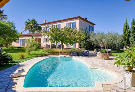 character properties France provence cote dazur   - 3