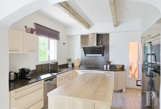 character properties France provence cote dazur   - 9