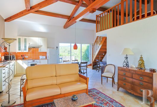 character properties France provence cote dazur   - 13