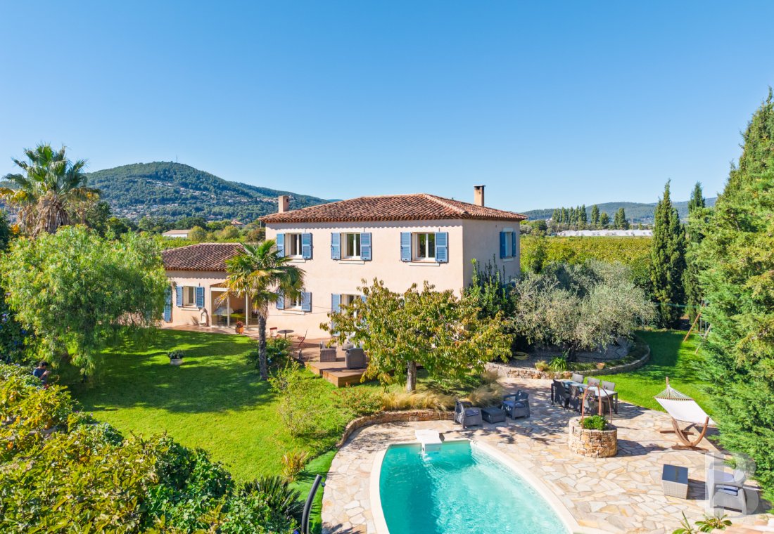character properties France provence cote dazur   - 1