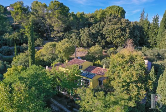 paca - À Cotignac, une maison d'artiste et sa dépendance du 18e s., au calme absolu, 
 avec son jardin remarquable et ses nombreuses sources, sur un terrain d’1 ha
