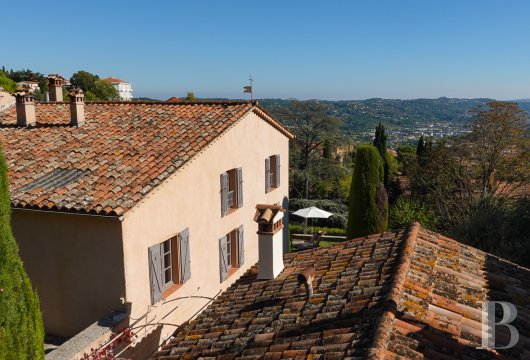 paca - Au coeur de la capitale du parfum, une grande bastide du 18e s. avec ses jardins et sa vue mer 