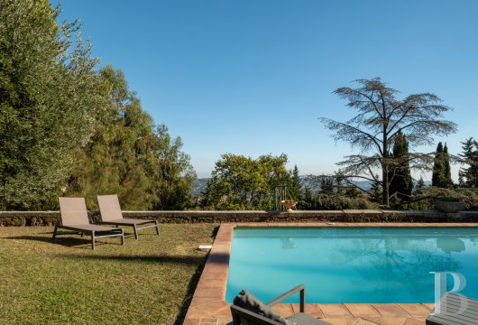 character properties France provence cote dazur   - 18