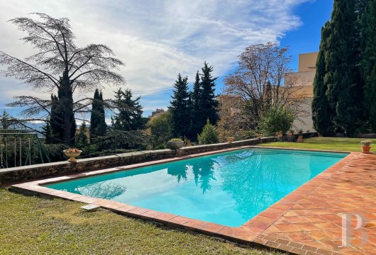 character properties France provence cote dazur   - 21