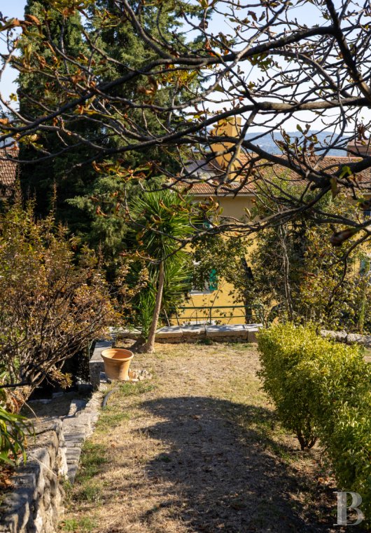 character properties France provence cote dazur   - 17