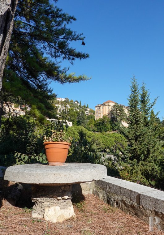 character properties France provence cote dazur   - 15
