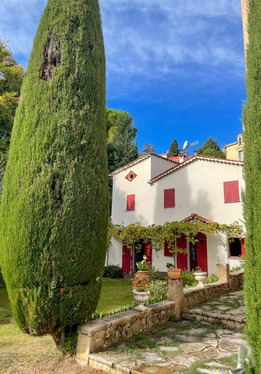 character properties France provence cote dazur   - 20