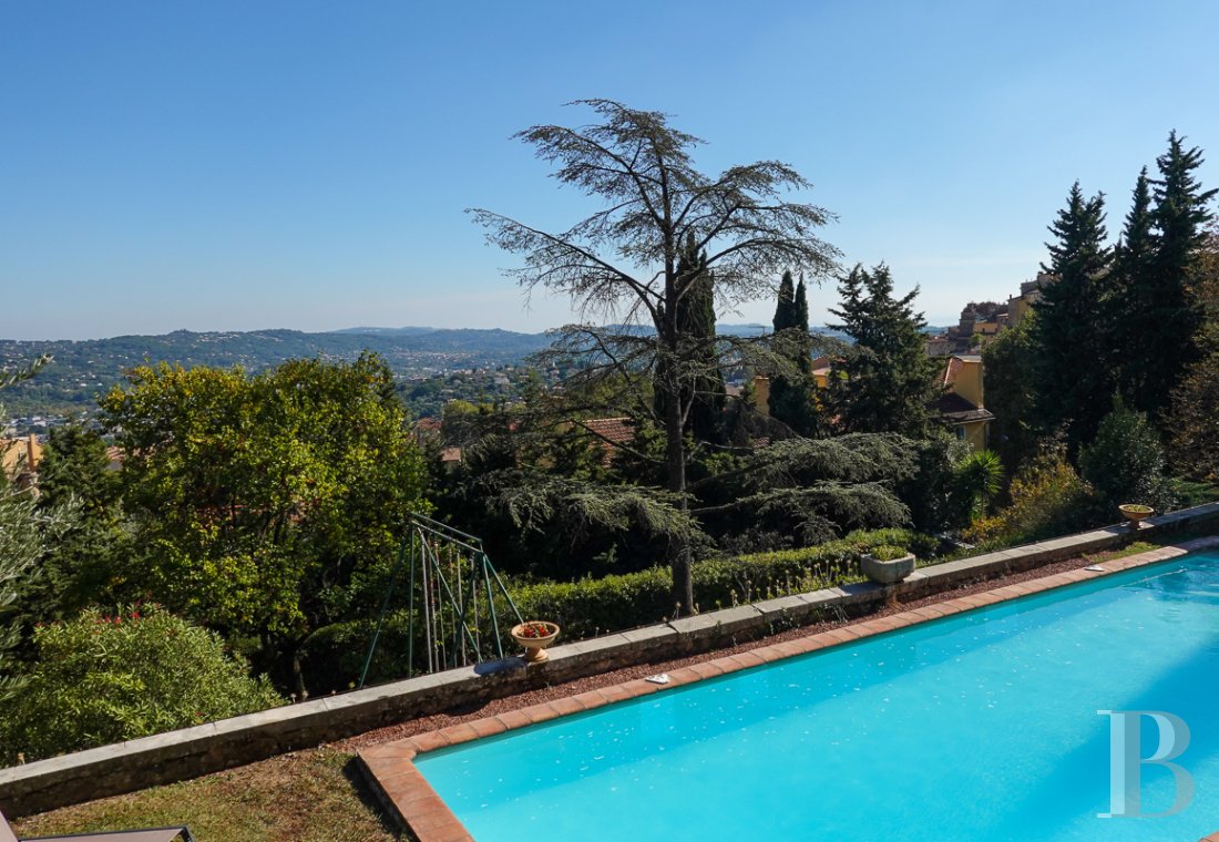character properties France provence cote dazur   - 20