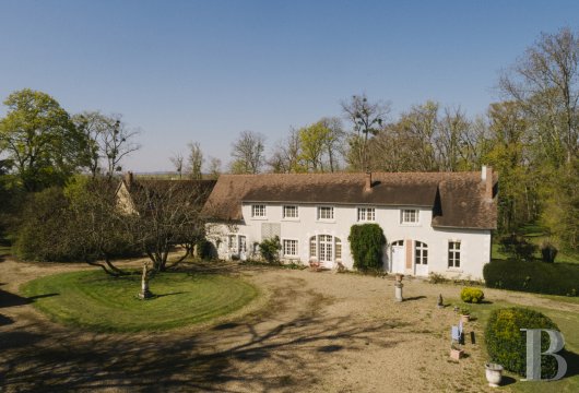 center-val-de-loire - Two dwellings, an outbuilding and a swimming pool, on 26-ha grounds, nestled within rolling countryside, 2 hours from Paris, near La Charité-sur-Loire