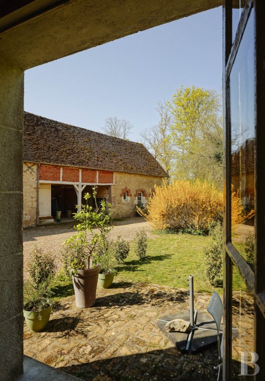 maisons de caractère &agrave; vendre - centre-val-de-loire - À proximité de la Charité-sur-Loire, à 2 h de Paris, dans un paysage vallonné, deux maisons, une dépendance et une piscine, sur 26 ha de terrain