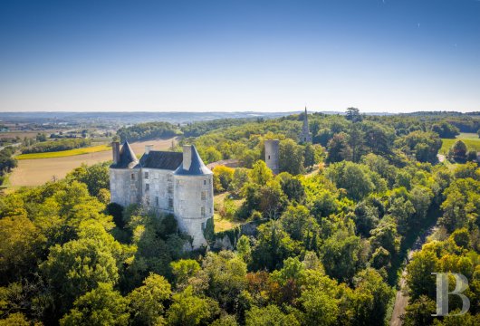 aquitaine - En Lot-et-Garonne, un château du 13e s. CMH et IMH dominant la vallée de la Garonne, avec parc, chapelle et dépendances, à restaurer entièrement