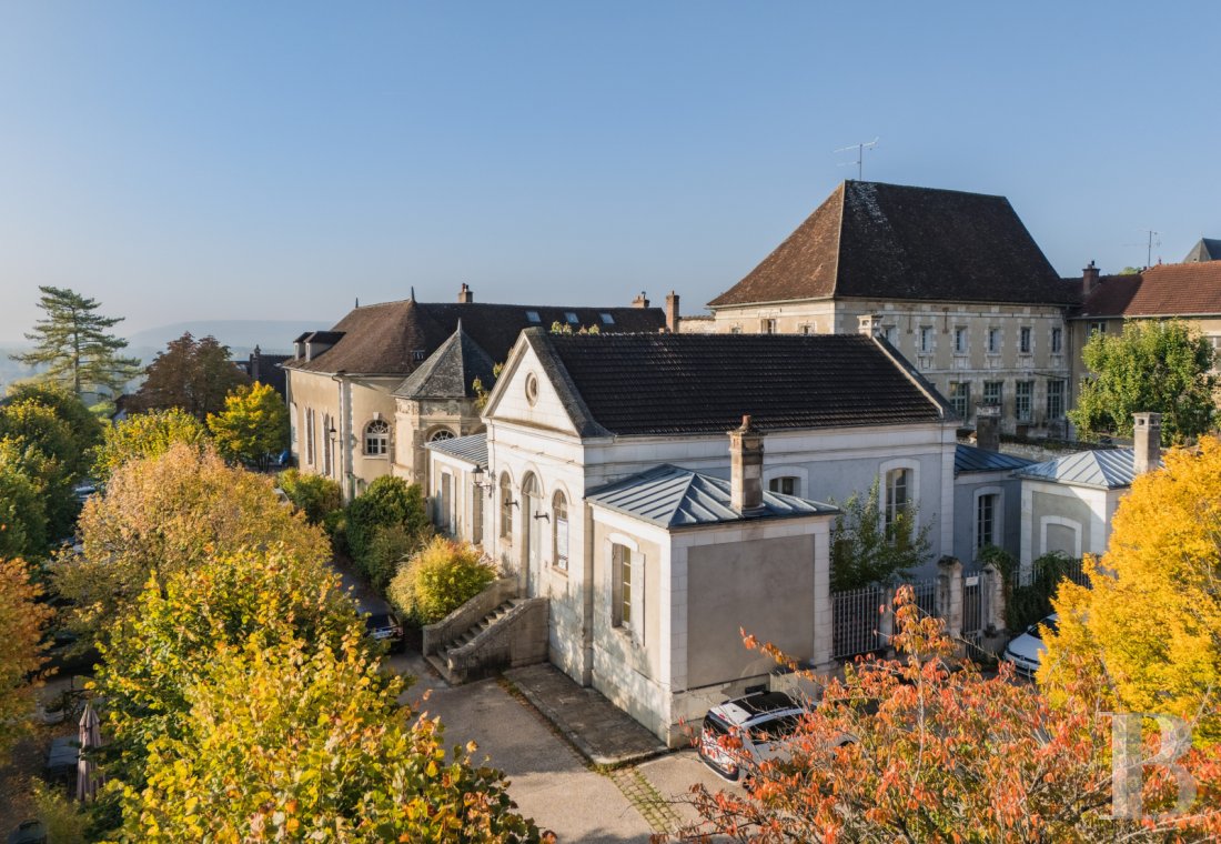 properties in town burgundy   - 2