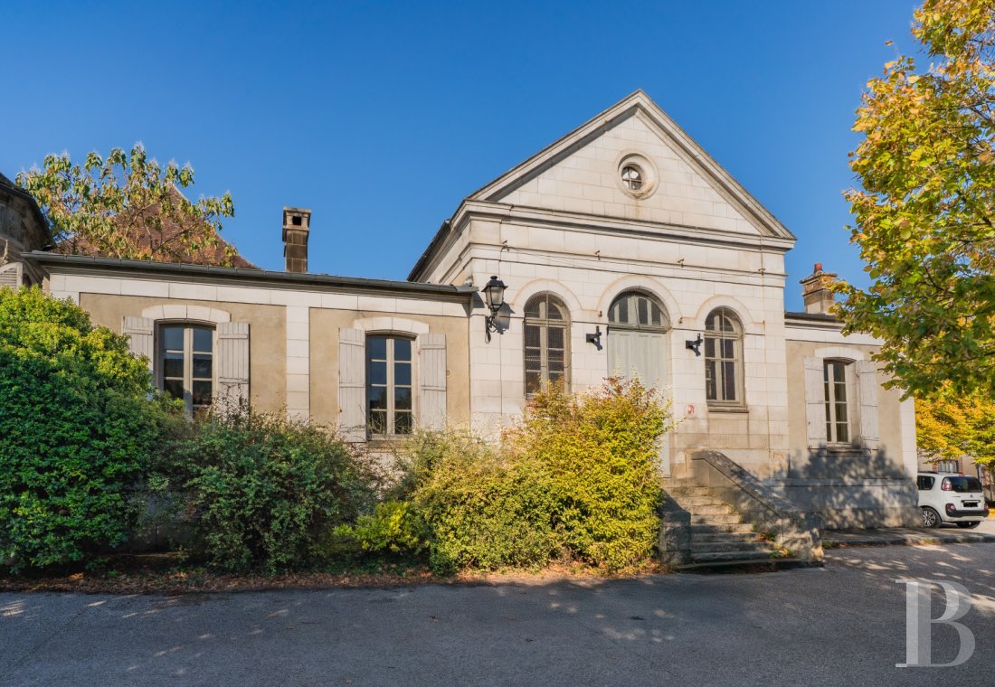 properties in town for sale - burgundy - En Bourgogne, dans le centre historique de Joigny, un ancien tribunal de commerce du 19e s
