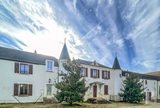 ile-de-france - À 15 km de Nemours, dans la campagne du Gâtinais, 
 un ancien corps de ferme réhabilité en lieu de réception, sa maison et ses dépendances 
