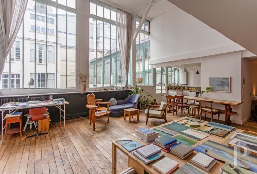 paris - Au sein du seizième arrondissement, un atelier d'artiste
 aux volumes aériens, dans une manufacture du 19e s.