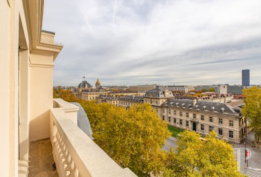 paris - Face à l’Ecole Militaire,  un appartement de caractère au faîte d’un immeuble de grande allure
