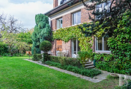 paris - A family house to be renovated, with a lush garden in a calm backdrop, near shops, a train station and good schools, in the heart of the suburban town of Sceaux, just south of Paris