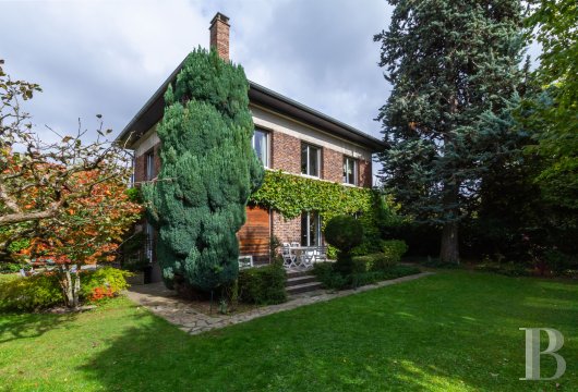 paris - A family house to be renovated, with a lush garden in a calm backdrop, near shops, a train station and good schools, in the heart of the suburban town of Sceaux, just south of Paris