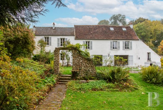ile-de-france - Sur les hauteurs de l’Hautil, à Boisemont, une longère du 18e s., au cœur du village,  son jardin de près de 5 800 m² avec piscine et dépendance