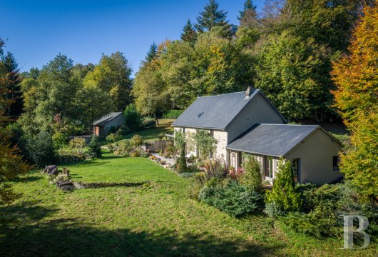 limousin - En Haute-Corrèze, à l'écart d’un village, une ancienne grange restaurée et sa dépendance  au sein d’une abondante végétation, sur près de 3 ha traversés par un ruisseau