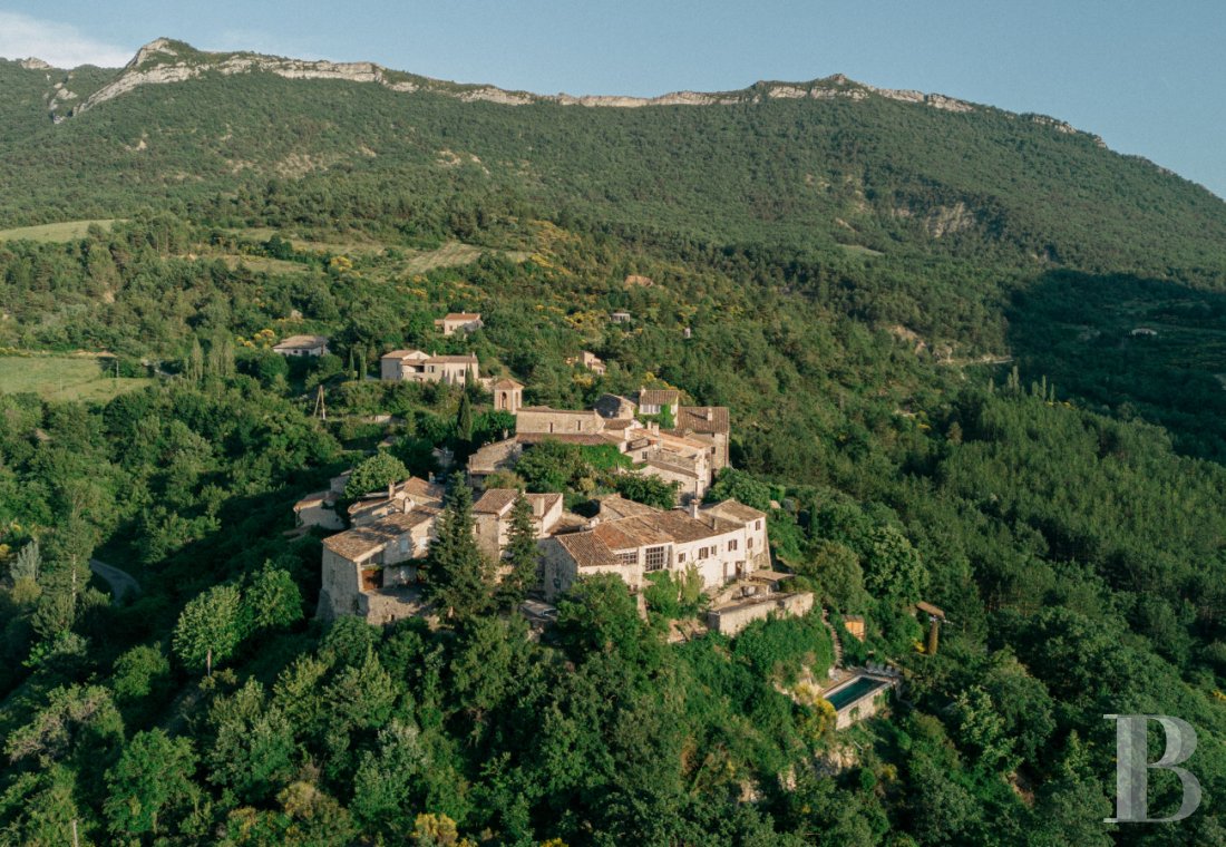 En Drôme provençale, au cœur des Baronnies,  un ensemble de maisons restaurées dans un village médiéval préservé - photo  n°4