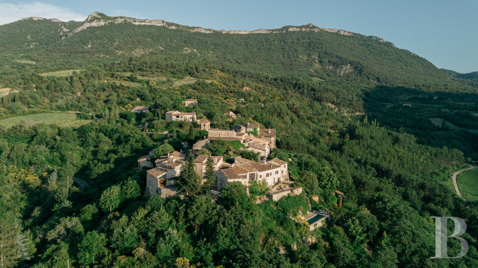 En Drôme provençale, au cœur des Baronnies,  un ensemble de maisons restaurées dans un village médiéval préservé - photo  n°4