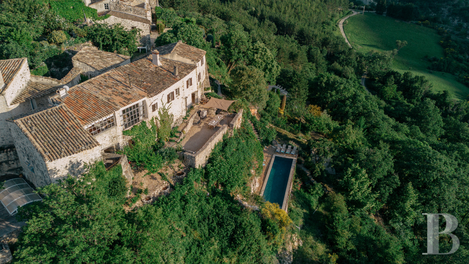 En Drôme provençale, au cœur des Baronnies,  un ensemble de maisons restaurées dans un village médiéval préservé - photo  n°1