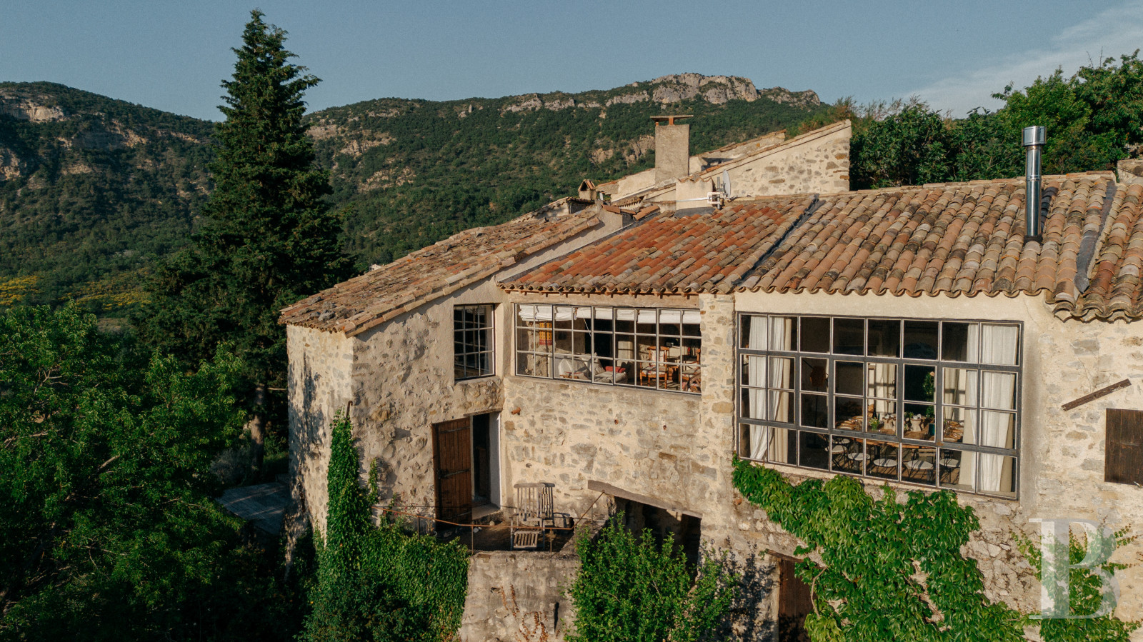 En Drôme provençale, au cœur des Baronnies,  un ensemble de maisons restaurées dans un village médiéval préservé - photo  n°3