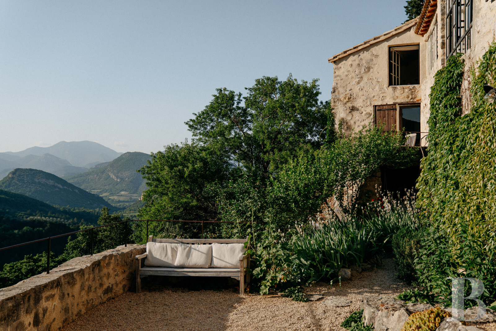 En Drôme provençale, au cœur des Baronnies,  un ensemble de maisons restaurées dans un village médiéval préservé - photo  n°5