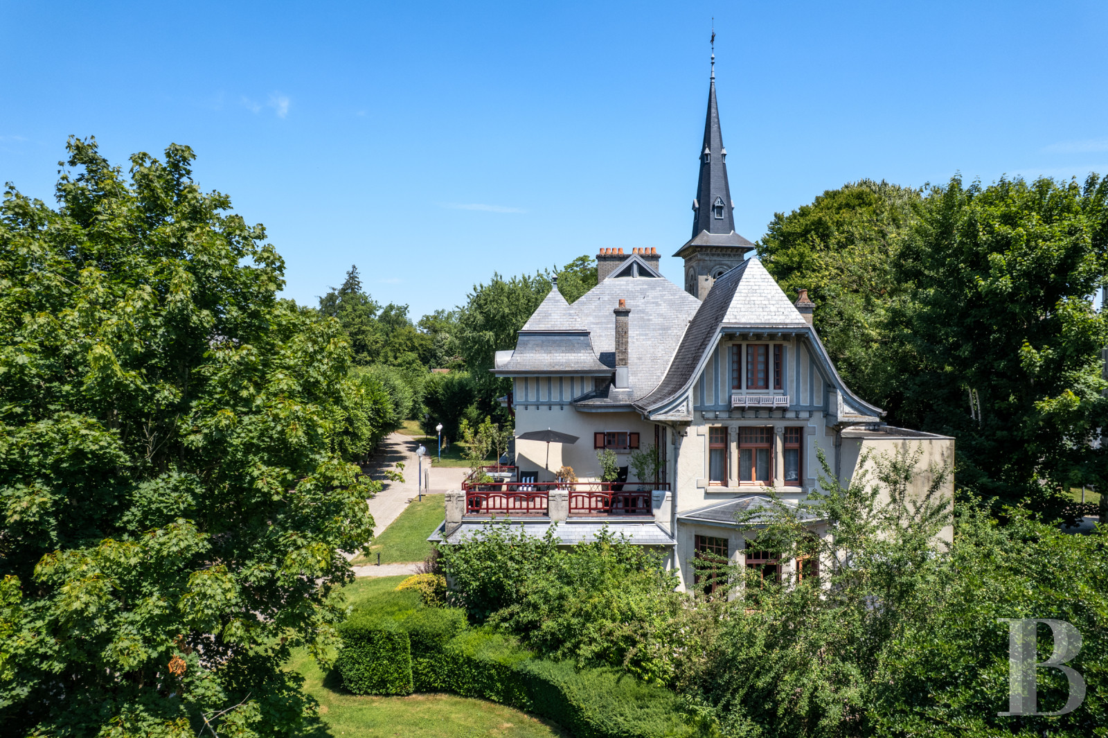 Dans les Vosges, à l'intérieur du parc thermal de Vittel, une singulière villa anglo-normande du début du 20e siècle - photo  n°1