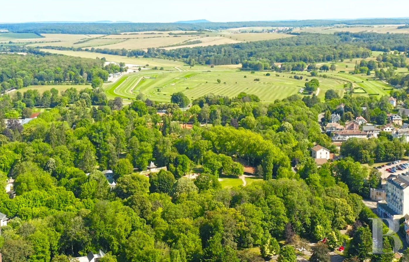 Dans les Vosges, à l'intérieur du parc thermal de Vittel, une singulière villa anglo-normande du début du 20e siècle - photo  n°31