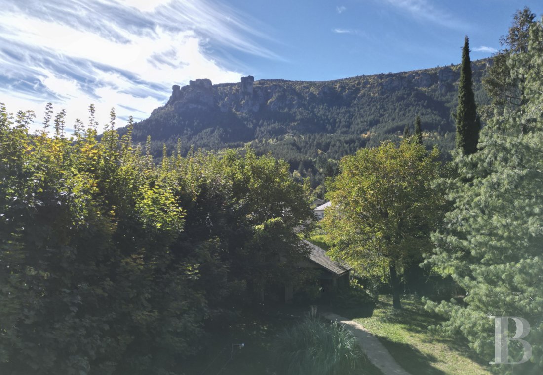 character properties France languedoc roussillon   - 16