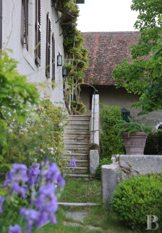 Dans l’Ain, à proximité de Genève, une maison du 17e siècle traversée par un souffle contemporain - photo  n°2