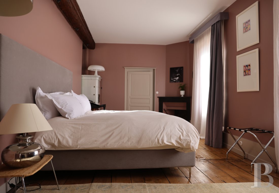 Dans l’Ain, à proximité de Genève, une maison du 17e siècle traversée par un souffle contemporain - photo  n°16