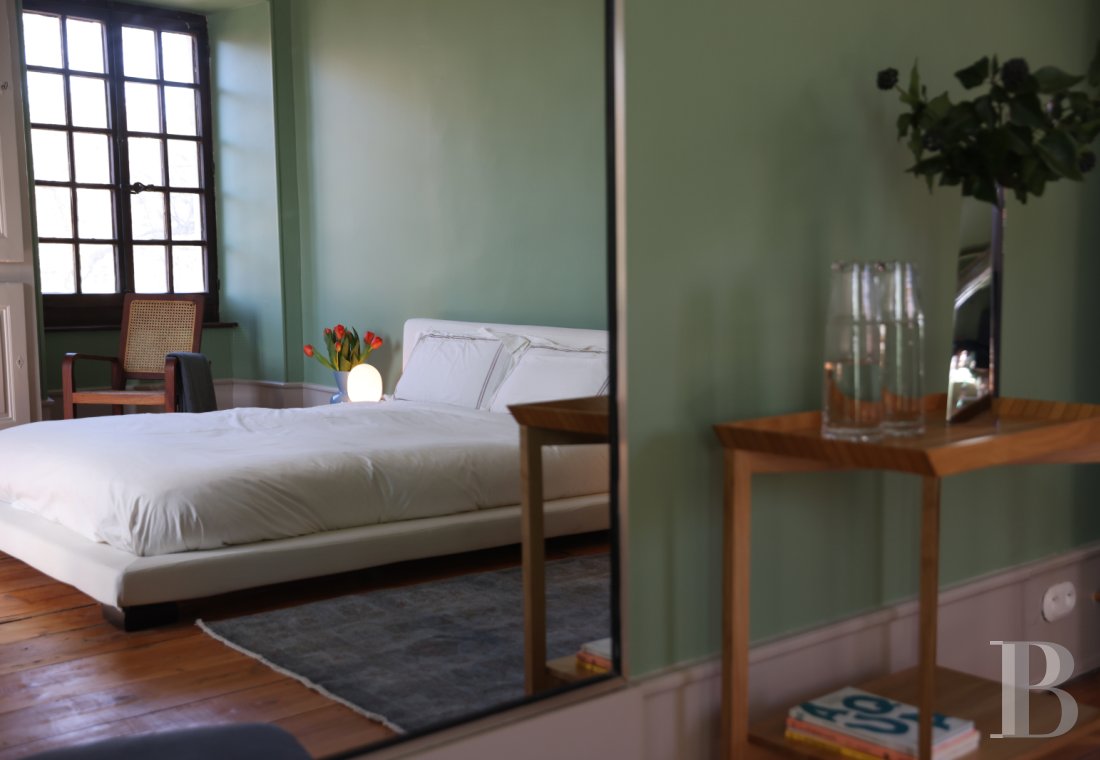 Dans l’Ain, à proximité de Genève, une maison du 17e siècle traversée par un souffle contemporain - photo  n°14