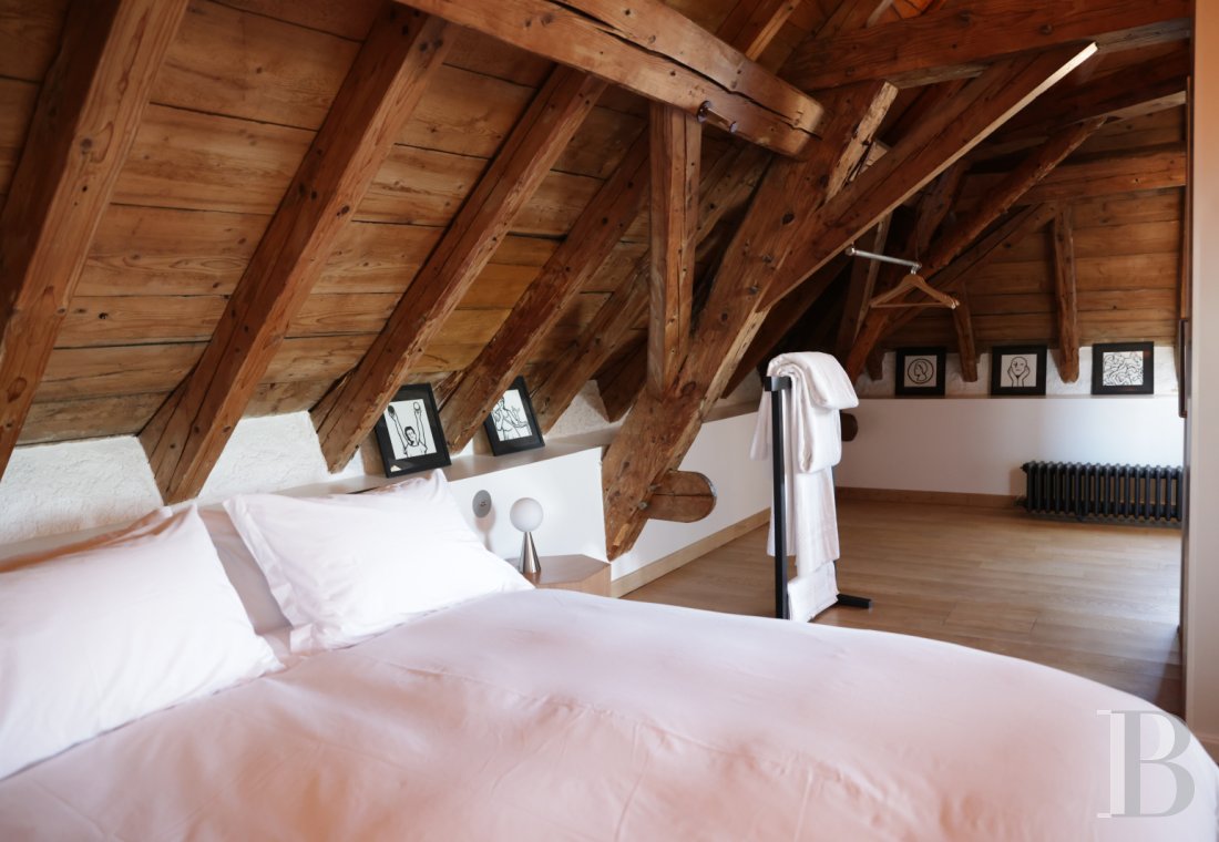 Dans l’Ain, à proximité de Genève, une maison du 17e siècle traversée par un souffle contemporain - photo  n°18