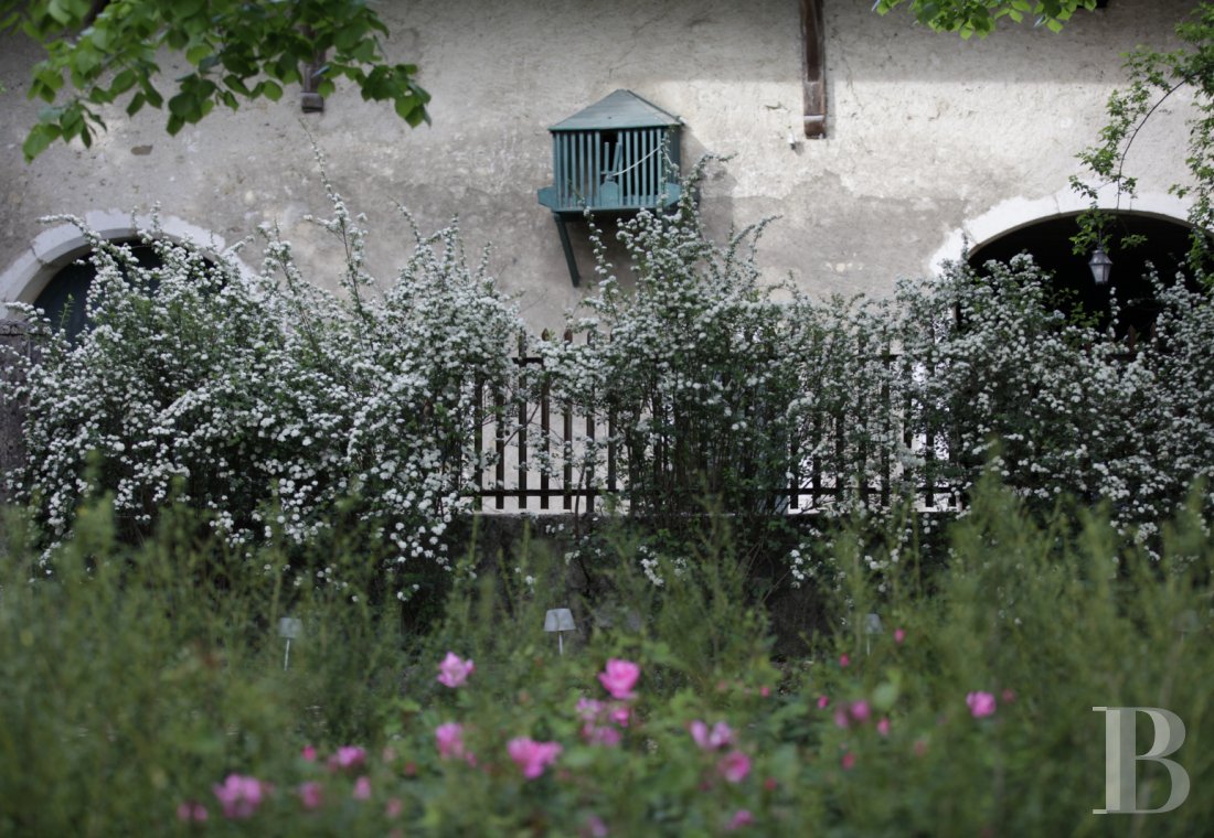 Dans l’Ain, à proximité de Genève, une maison du 17e siècle traversée par un souffle contemporain - photo  n°29