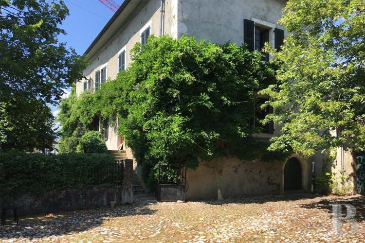 Dans l’Ain, à proximité de Genève, une maison du 17e siècle traversée par un souffle contemporain - photo  n°28