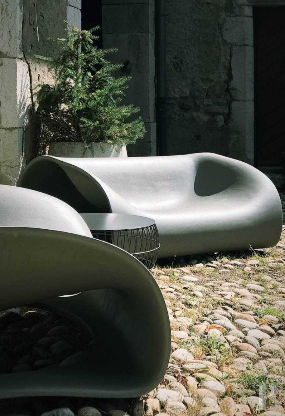 Dans l’Ain, à proximité de Genève, une maison du 17e siècle traversée par un souffle contemporain - photo  n°22