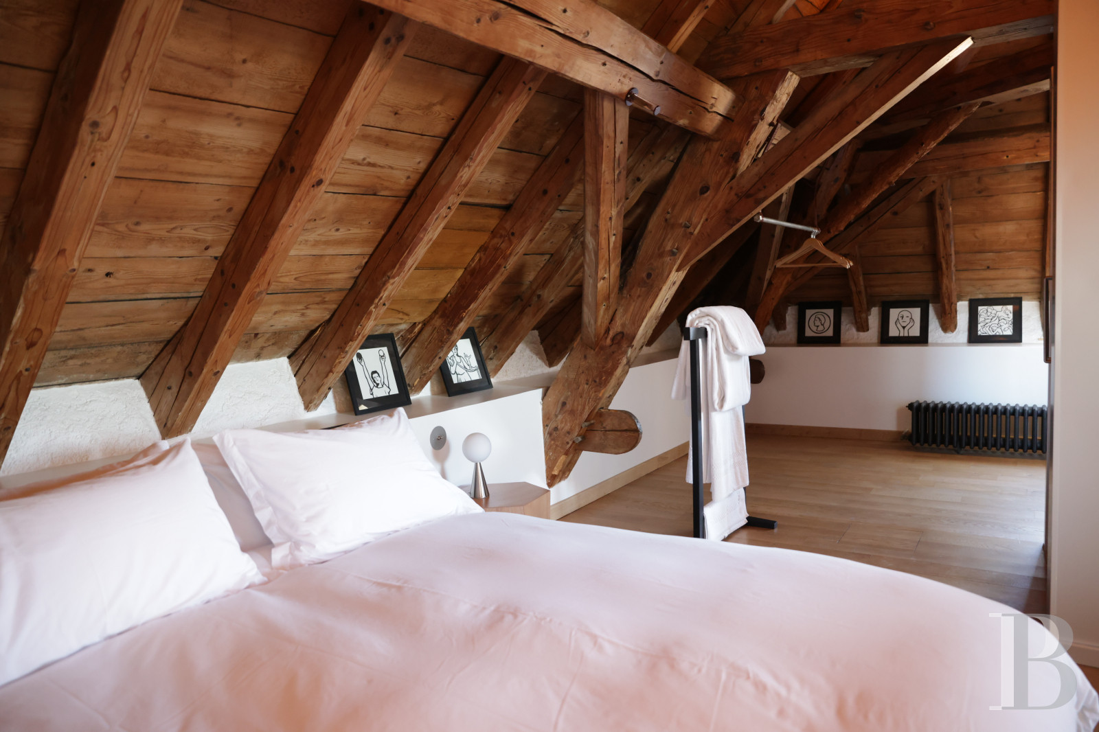 Dans l’Ain, à proximité de Genève, une maison du 17e siècle traversée par un souffle contemporain - photo  n°18