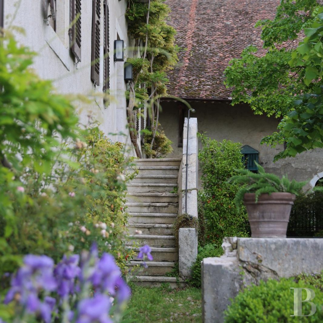 Dans l’Ain, à proximité de Genève, une maison du 17e siècle traversée par un souffle contemporain - photo  n°2