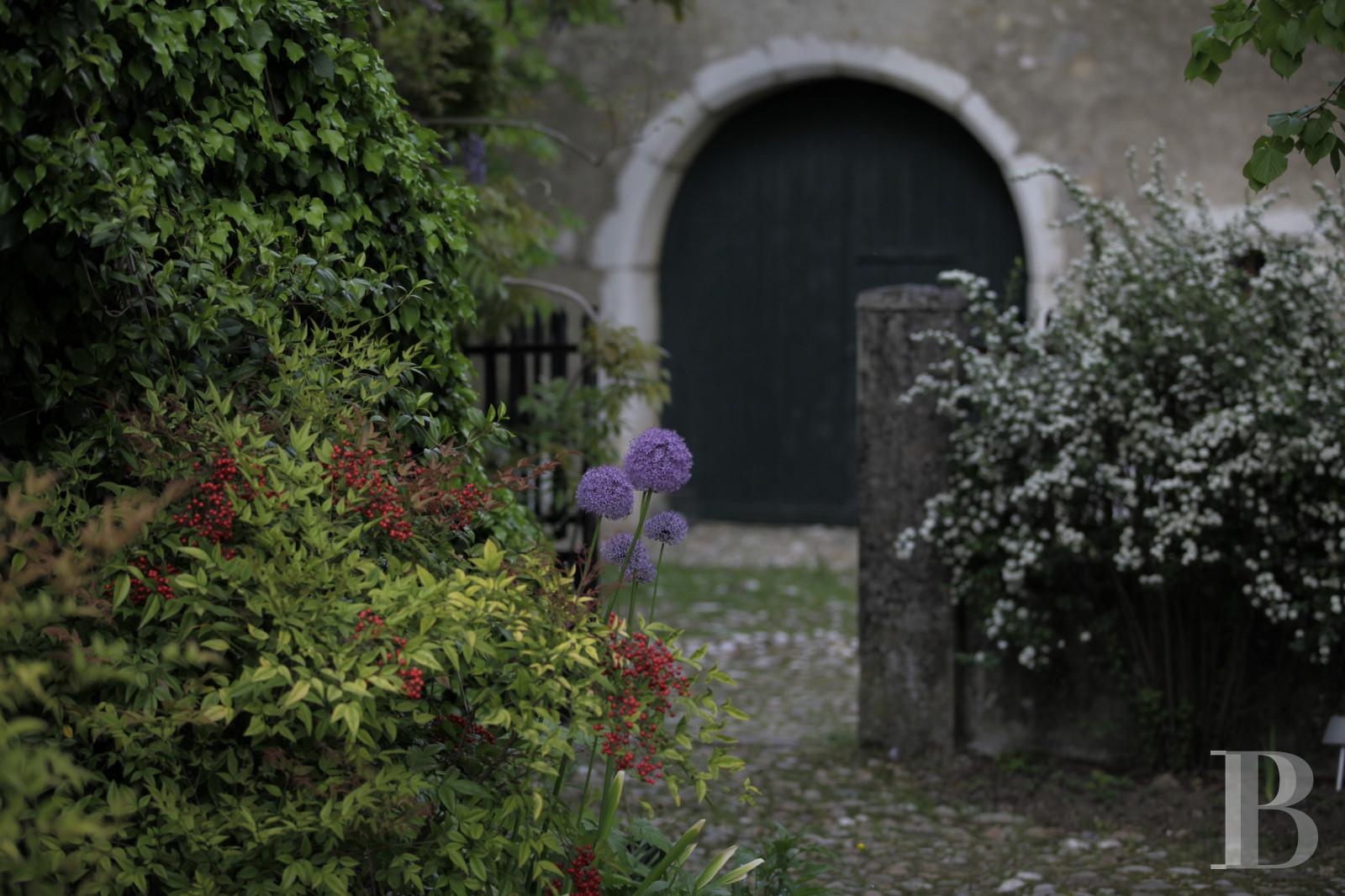 Dans l’Ain, à proximité de Genève, une maison du 17e siècle traversée par un souffle contemporain - photo  n°4
