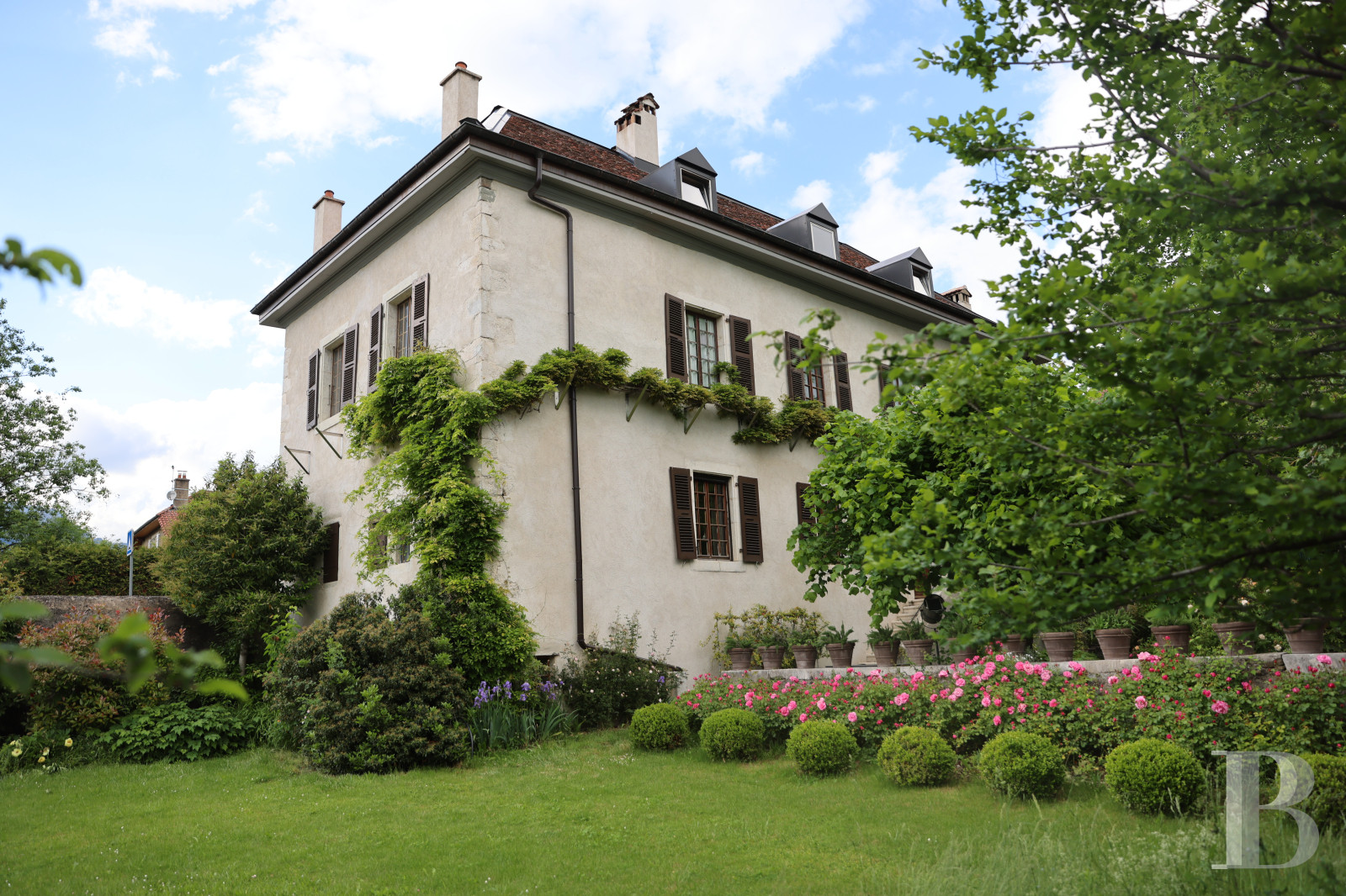 Dans l’Ain, à proximité de Genève, une maison du 17e siècle traversée par un souffle contemporain - photo  n°32