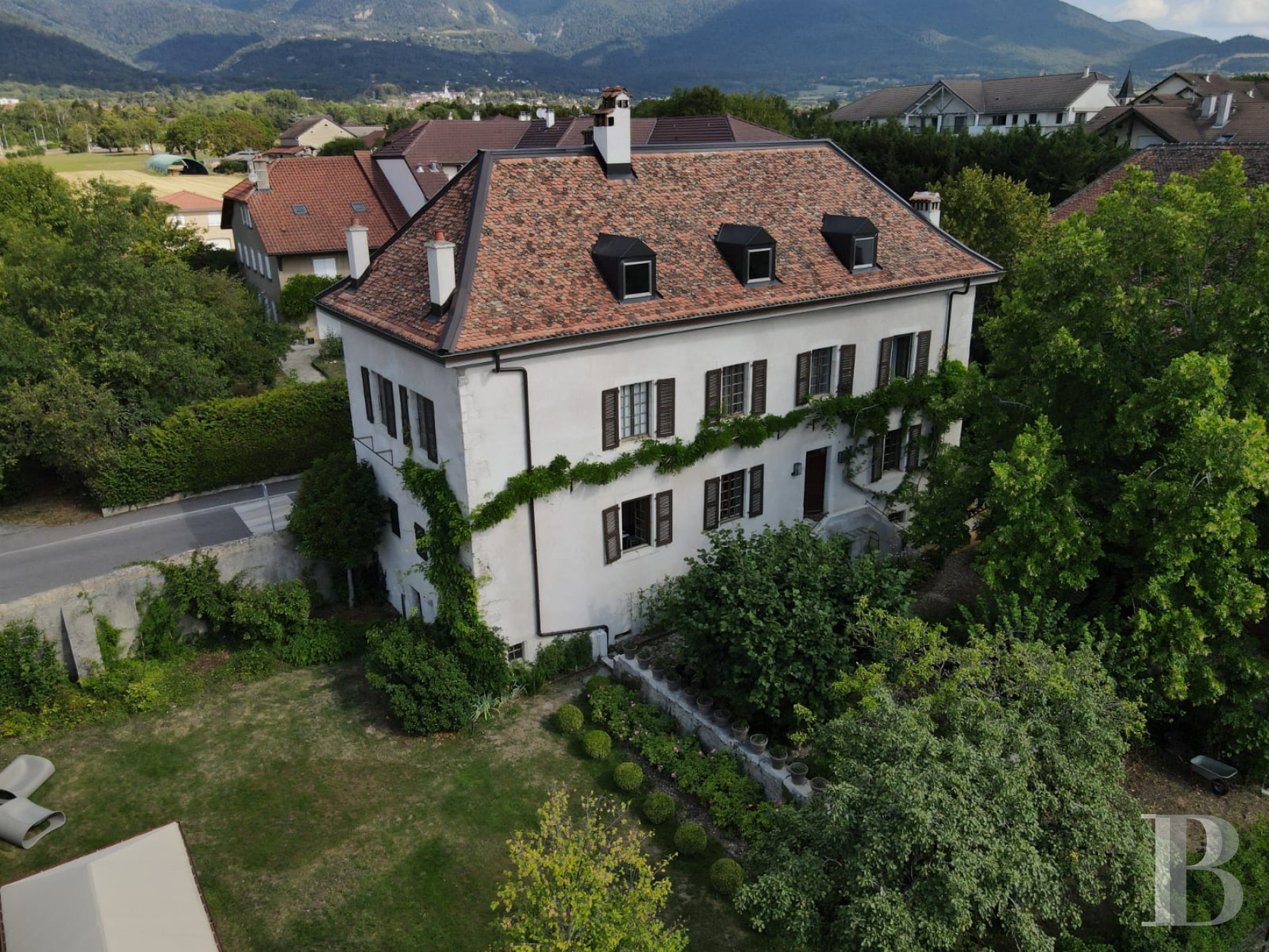 Dans l’Ain, à proximité de Genève, une maison du 17e siècle traversée par un souffle contemporain - photo  n°1