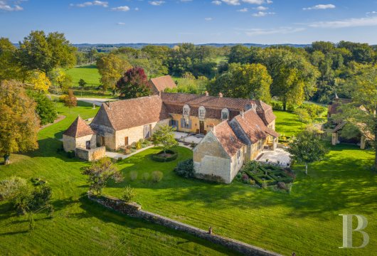 aquitaine - En Dordogne, au nord de Périgueux, dans un parc de 1,7 ha,   une chartreuse du 17e s., clef en main et son hameau à restaurer