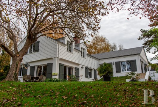 paris - Proche de Versailles, dans le domaine du golf de Saint-Nom-la-Bretèche, une maison de plus de 290 m² habitables et son annexe