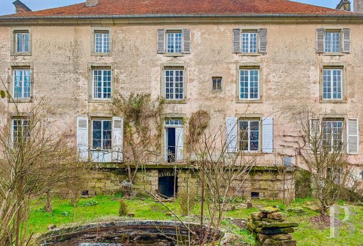 lorraine - Dans les Vosges, au sud de Vittel, une demeure de négociant en vin du 19e s. et son jardin en bordure de rivière