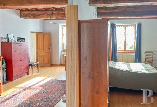 character properties France burgundy   - 12