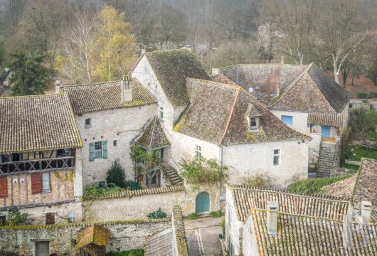 aquitaine - Dans le Périgord pourpre, à 20 min de Bergerac, dans un village médiéval,  une maison forte du 14e s. et son jardin